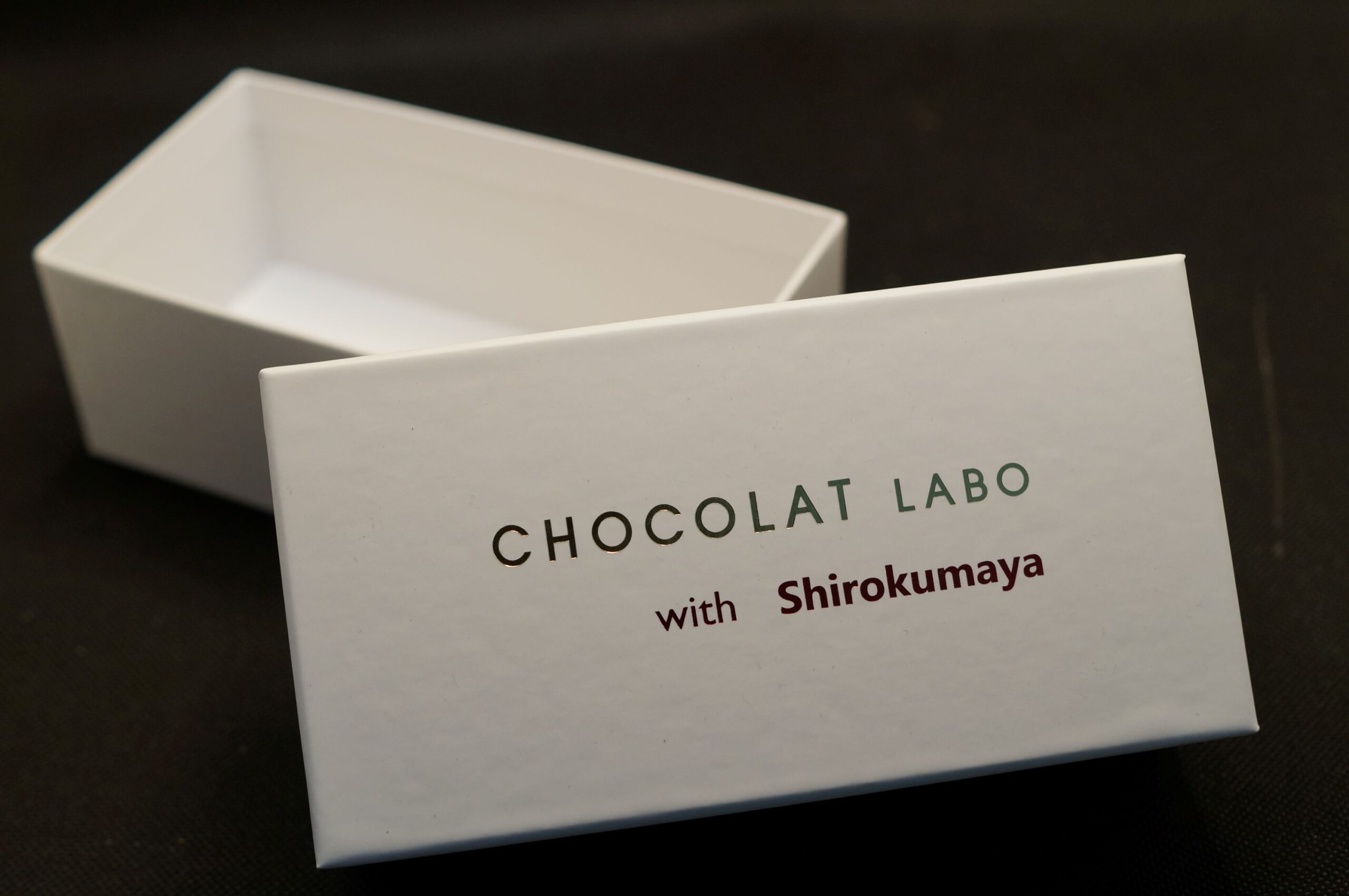 コラボレーション商品ならではの限定感を、過度な装飾に頼らずシンプルなデザインで表現しています。