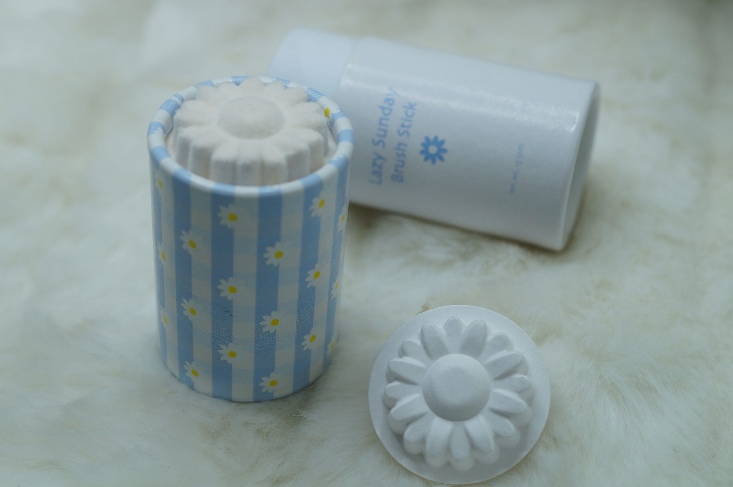 紙管とパルプモールドを組み合わせたハイブリッド構造のパッケージ、蓋部分は花形にモールド成形