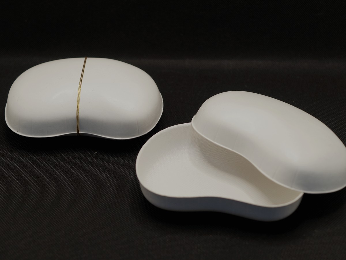 食品・ギフト向けパルプモールド容器、ゴールドリボン仕上げ