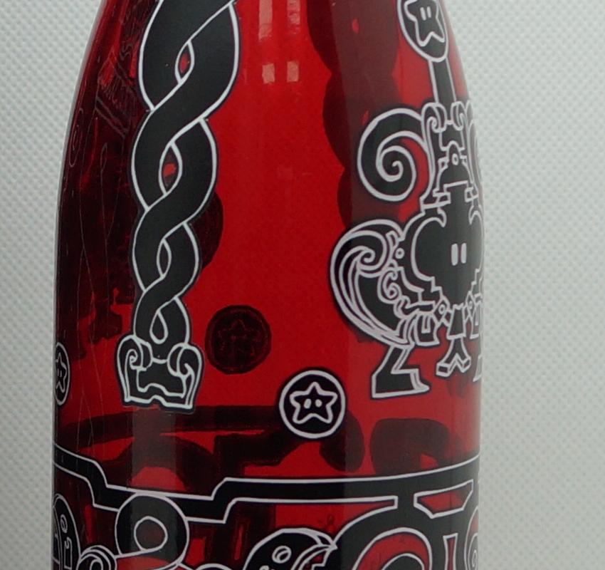 ボトルに施された精細な線画デザイン
