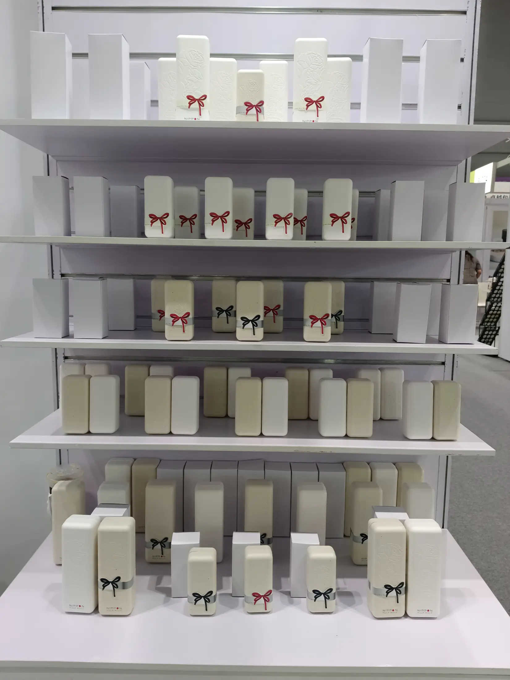 パルプモールドウェットプレス製法で作られた香水ボトル型オブジェを展示するNIPPON PULP MOLDブース