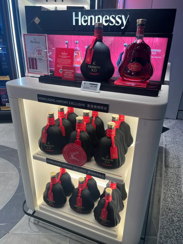 パルプモールドとプラスチック成形のコスト比較の実例：香港国際空港 免税店のHennessy X.O「Hong Kong Limited Edition」什器