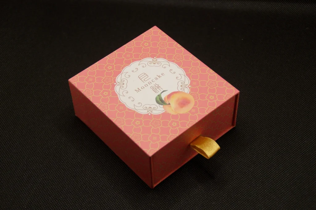 中華圏ギフト向けムーンケーキ化粧箱。桃と唐花柄をあしらった引き出し式のギフトボックスです。