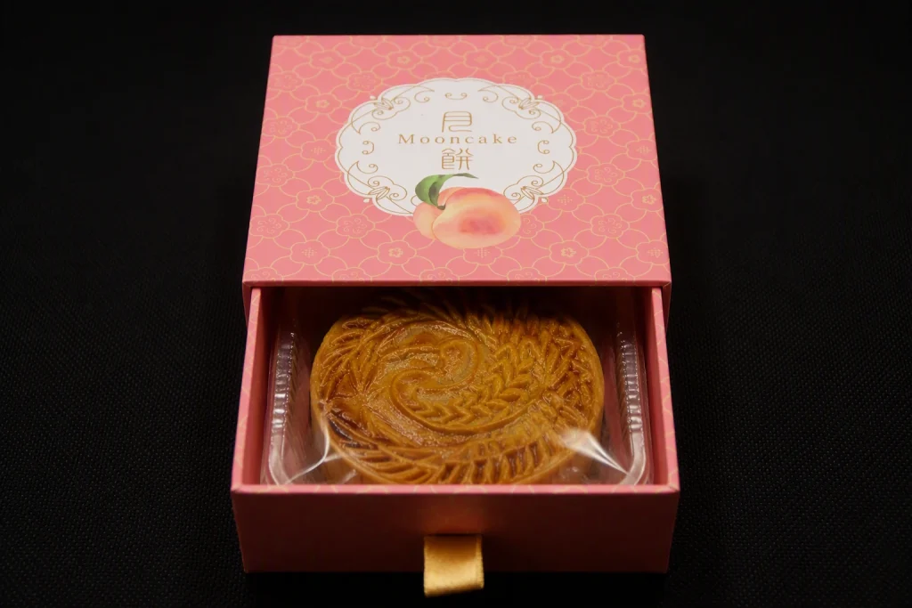 中華圏ギフト向けムーンケーキ化粧箱の引き出しを開けた状態。内側に赤の差し色をあしらい、月餅を美しく見せる高級感のある二重構造です。