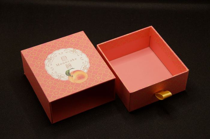 中華圏ギフト向けムーンケーキ化粧箱。外側のスリーブと引き出し式の内箱を分解した状態。二重構造がわかります。
