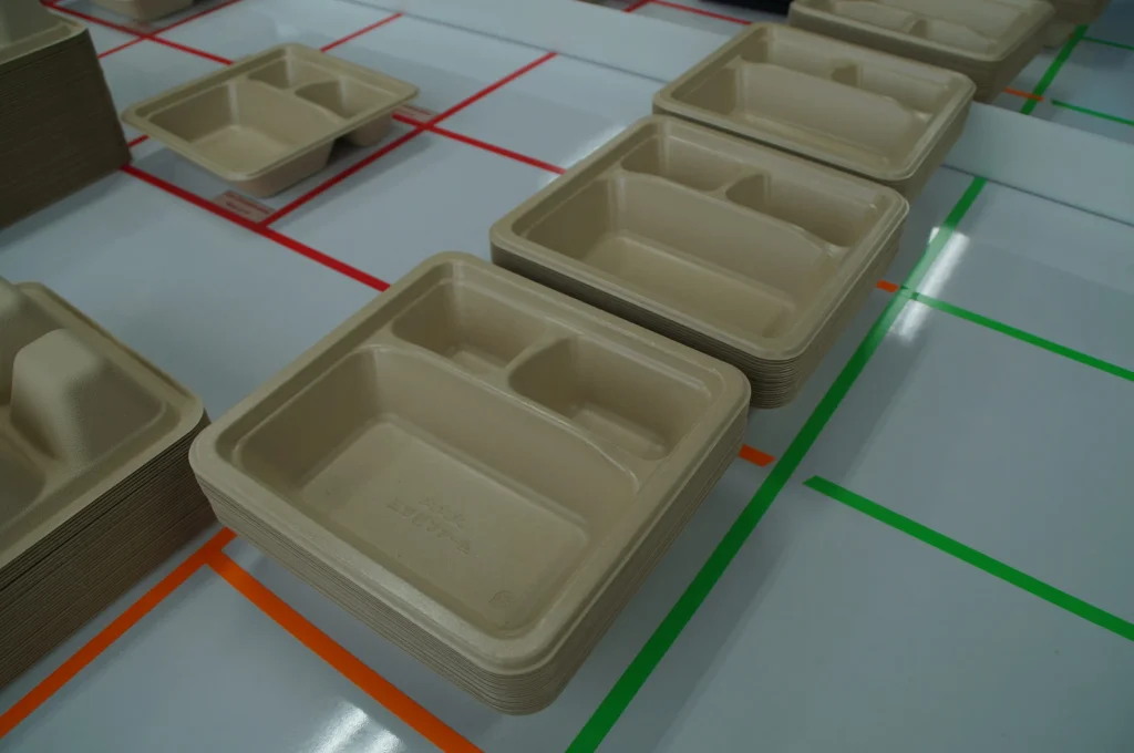 白とナチュラル、2つの色の違いは、成形前の原料工程の段階ですでに生まれています。原料の調合から成形、乾燥まで、パルプが製