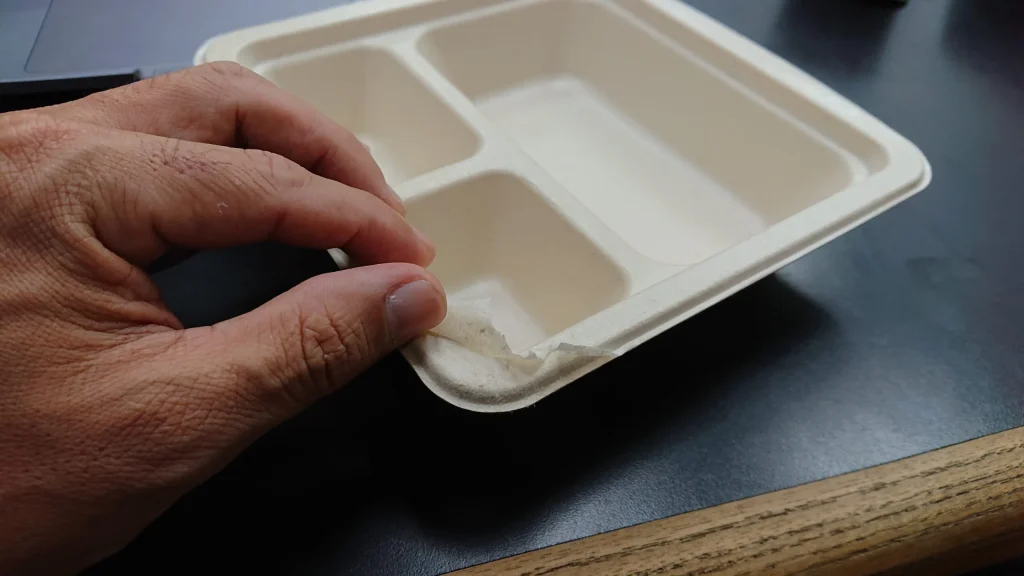 ラミネート素材を施した弁当トレイ用パルプモールドの断面イメージ