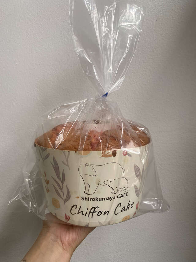 Shirokumaya CAFEのシフォンケーキ用紙製ベーキングカップに完成したシフォンケーキが入った状態